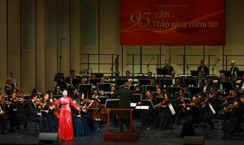 Tổng Bí thư Tô Lâm dự chương trình nghệ thuật đặc biệt “95 năm thắp sáng niềm tin”
