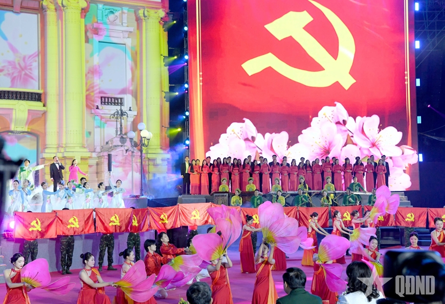 Chủ tịch Quốc hội Trần Thanh Mẫn dự Chương trình nghệ thuật đặc biệt "95 năm-Ánh sáng soi đường"