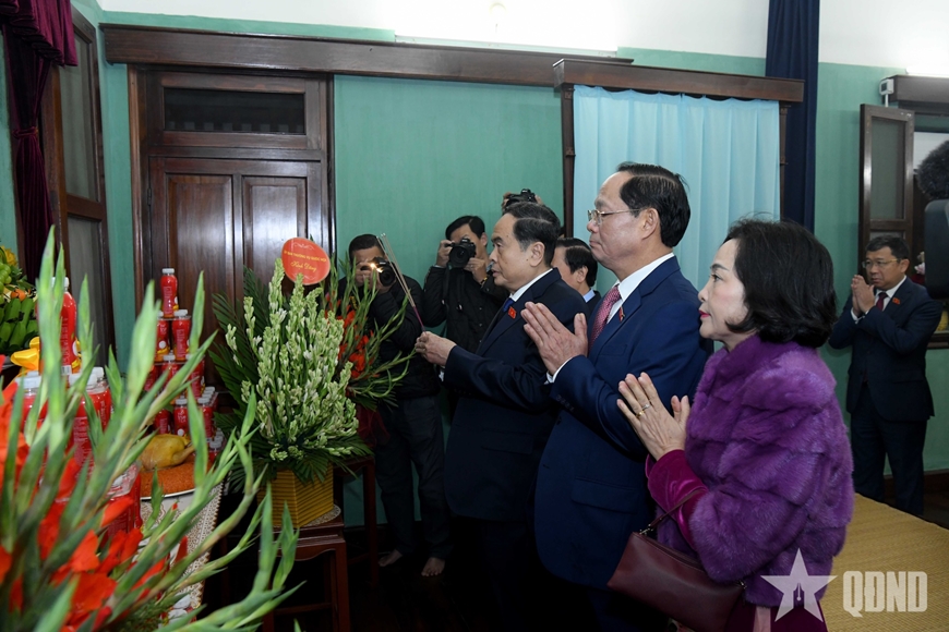 Chủ tịch Quốc hội Trần Thanh Mẫn dâng hương tưởng nhớ Chủ tịch Hồ Chí Minh tại Nhà 67