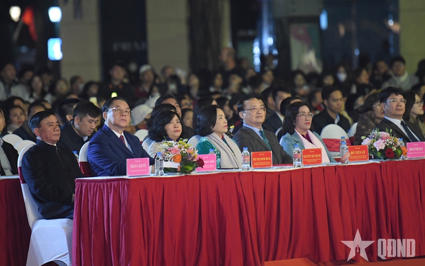 Chủ tịch Quốc hội Trần Thanh Mẫn dự Chương trình nghệ thuật đặc biệt "95 năm-Ánh sáng soi đường"