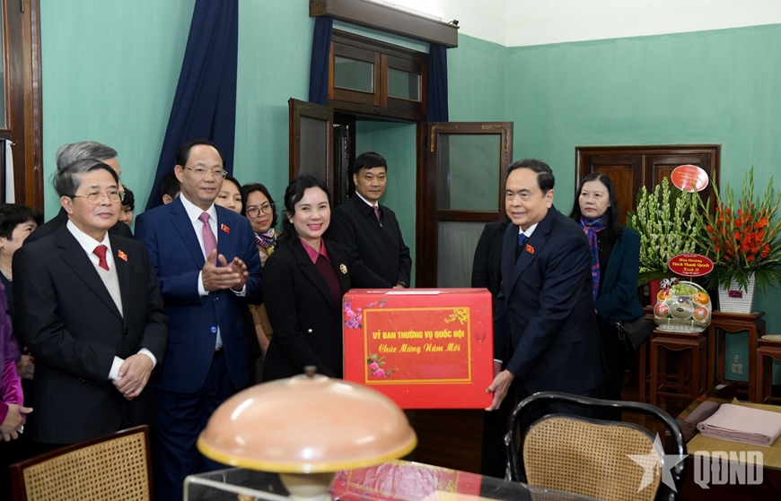 Chủ tịch Quốc hội Trần Thanh Mẫn dâng hương tưởng nhớ Chủ tịch Hồ Chí Minh tại Nhà 67