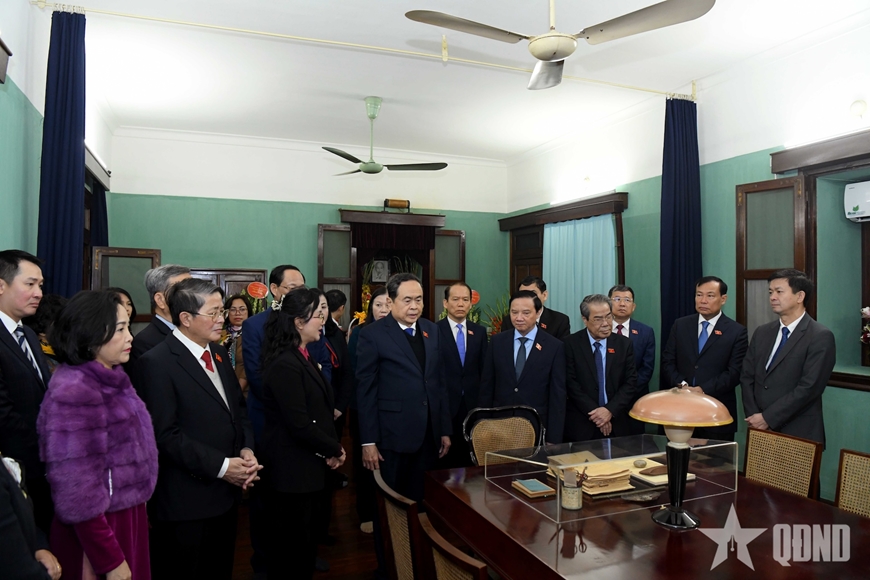 Chủ tịch Quốc hội Trần Thanh Mẫn dâng hương tưởng nhớ Chủ tịch Hồ Chí Minh tại Nhà 67