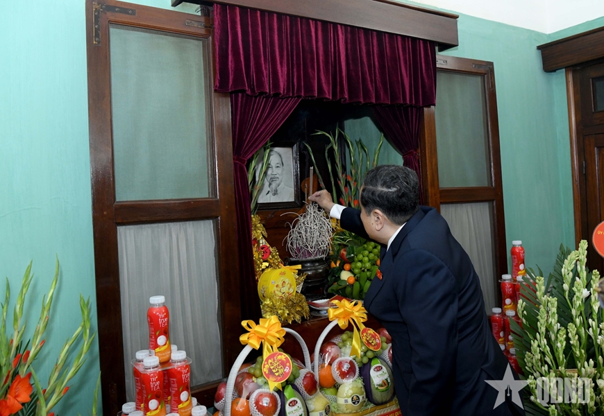 Chủ tịch Quốc hội Trần Thanh Mẫn dâng hương tưởng nhớ Chủ tịch Hồ Chí Minh tại Nhà 67