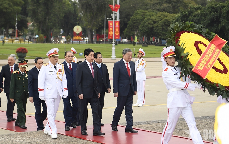 Lãnh đạo Đảng, Nhà nước, Quân đội vào Lăng viếng Chủ tịch Hồ Chí Minh và dâng hoa tưởng niệm các Anh hùng liệt sĩ