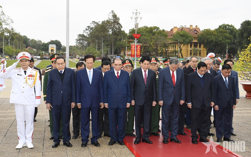 Lãnh đạo Đảng, Nhà nước, Quân đội vào Lăng viếng Chủ tịch Hồ Chí Minh và dâng hoa tưởng niệm các Anh hùng liệt sĩ