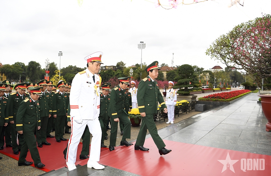 Lãnh đạo Đảng, Nhà nước, Quân đội vào Lăng viếng Chủ tịch Hồ Chí Minh và dâng hoa tưởng niệm các Anh hùng liệt sĩ