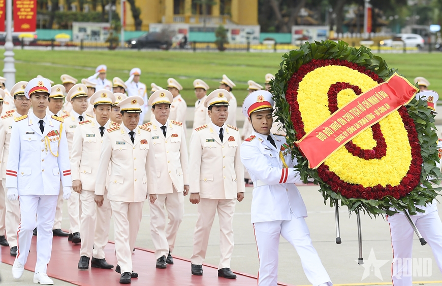 Lãnh đạo Đảng, Nhà nước, Quân đội vào Lăng viếng Chủ tịch Hồ Chí Minh và dâng hoa tưởng niệm các Anh hùng liệt sĩ