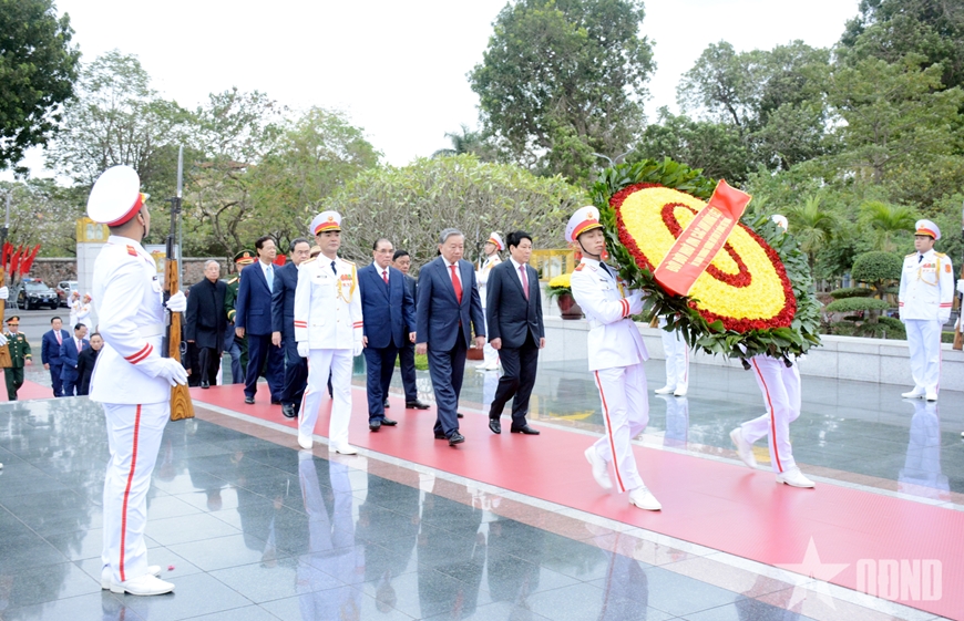 Lãnh đạo Đảng, Nhà nước, Quân đội vào Lăng viếng Chủ tịch Hồ Chí Minh và dâng hoa tưởng niệm các Anh hùng liệt sĩ