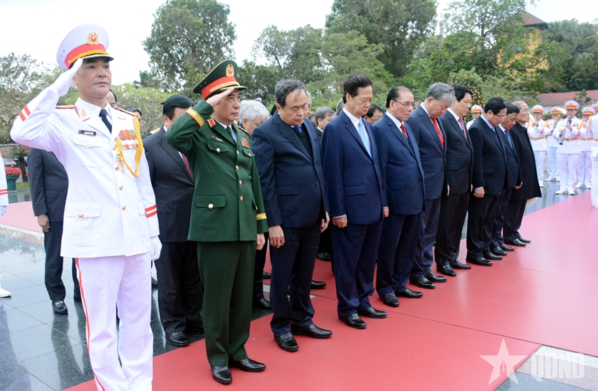 Lãnh đạo Đảng, Nhà nước, Quân đội vào Lăng viếng Chủ tịch Hồ Chí Minh và dâng hoa tưởng niệm các Anh hùng liệt sĩ