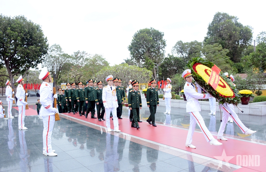Lãnh đạo Đảng, Nhà nước, Quân đội vào Lăng viếng Chủ tịch Hồ Chí Minh và dâng hoa tưởng niệm các Anh hùng liệt sĩ