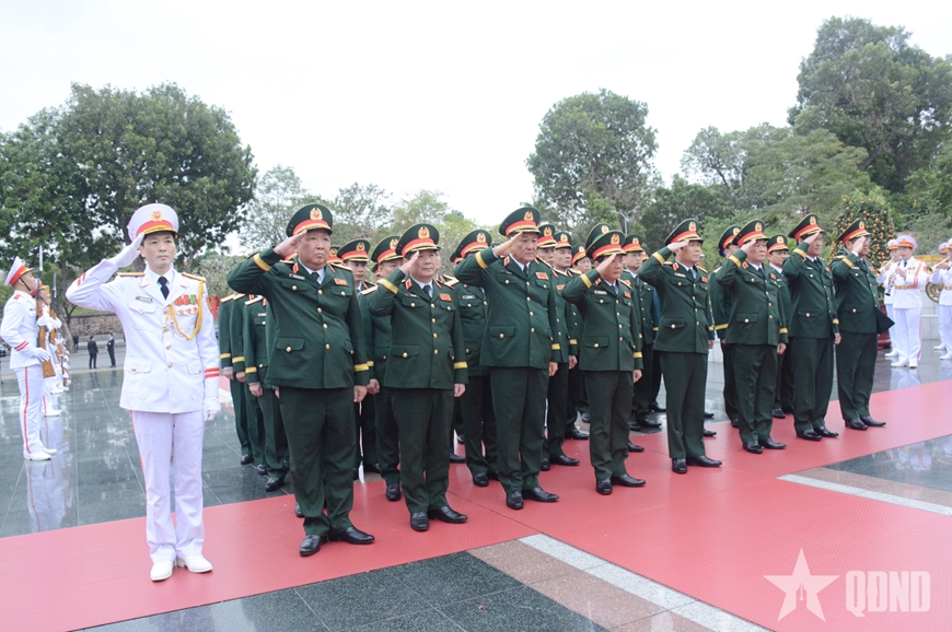 Lãnh đạo Đảng, Nhà nước, Quân đội vào Lăng viếng Chủ tịch Hồ Chí Minh và dâng hoa tưởng niệm các Anh hùng liệt sĩ