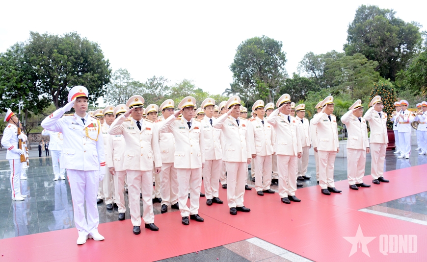 Lãnh đạo Đảng, Nhà nước, Quân đội vào Lăng viếng Chủ tịch Hồ Chí Minh và dâng hoa tưởng niệm các Anh hùng liệt sĩ