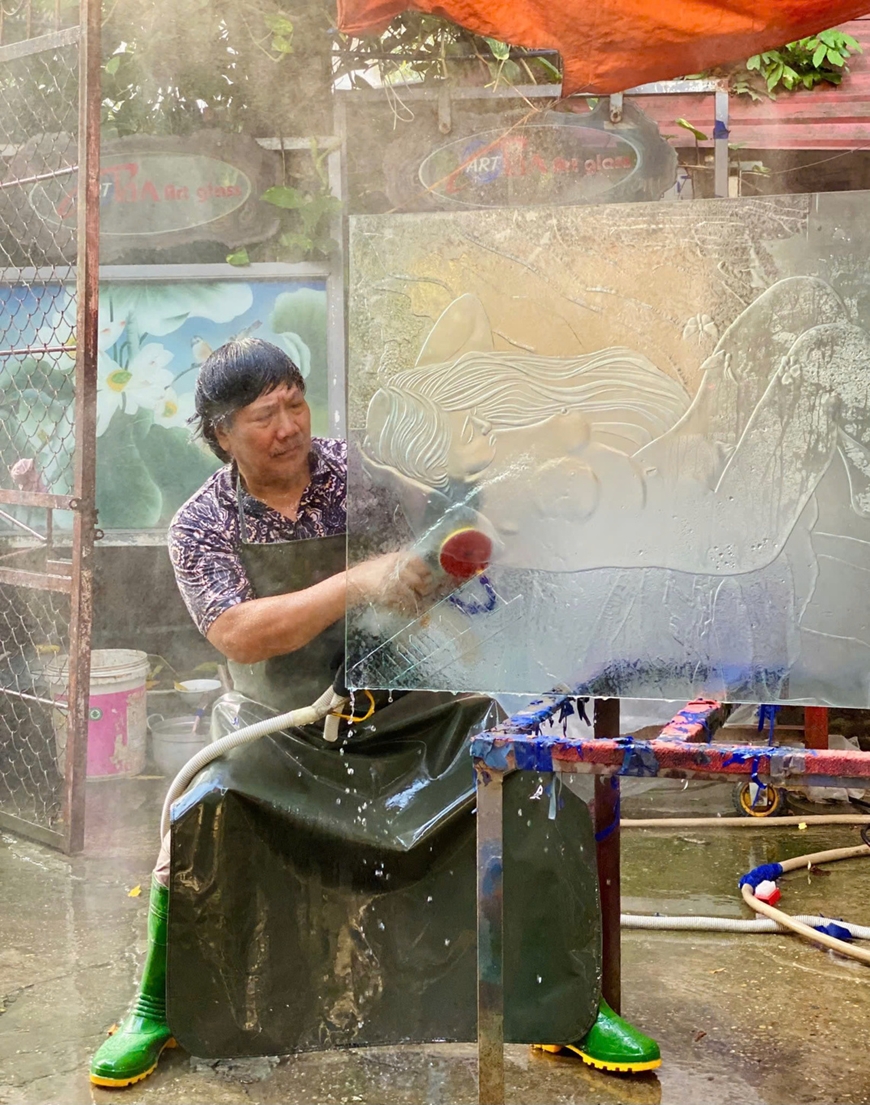 Nghệ nhân Ưu tú Phạm Hồng Vinh: 35 năm thổi hồn Việt vào tranh kính