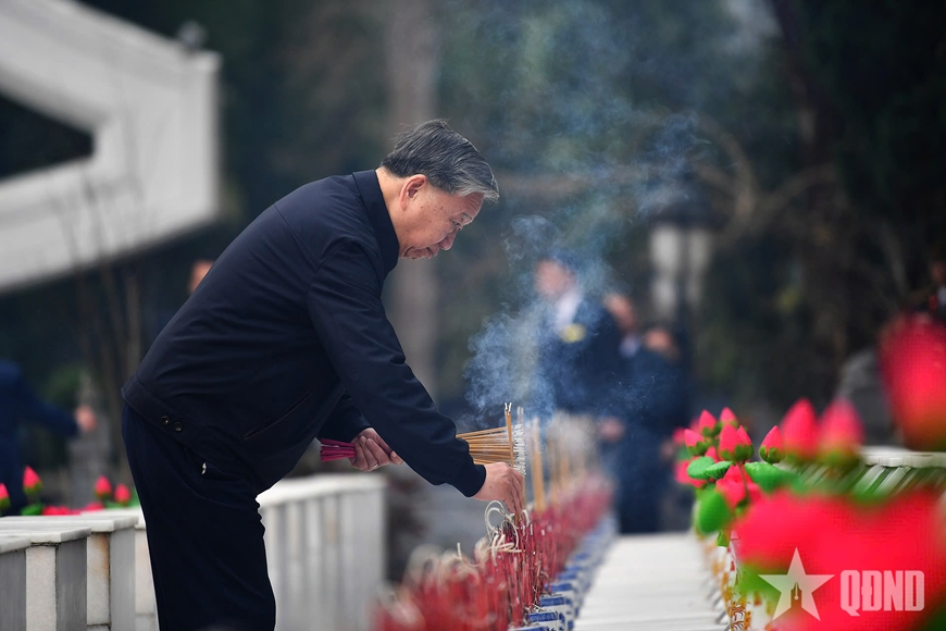 Tổng Bí thư Tô Lâm dâng hương tưởng niệm các anh hùng liệt sĩ tại Nghĩa trang Liệt sĩ quốc gia Vị Xuyên  