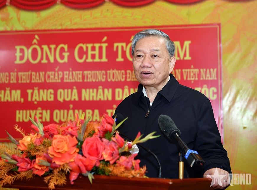 Tổng Bí thư Tô Lâm trao quà tặng đối tượng chính sách tại huyện Quản Bạ, tỉnh Hà Giang