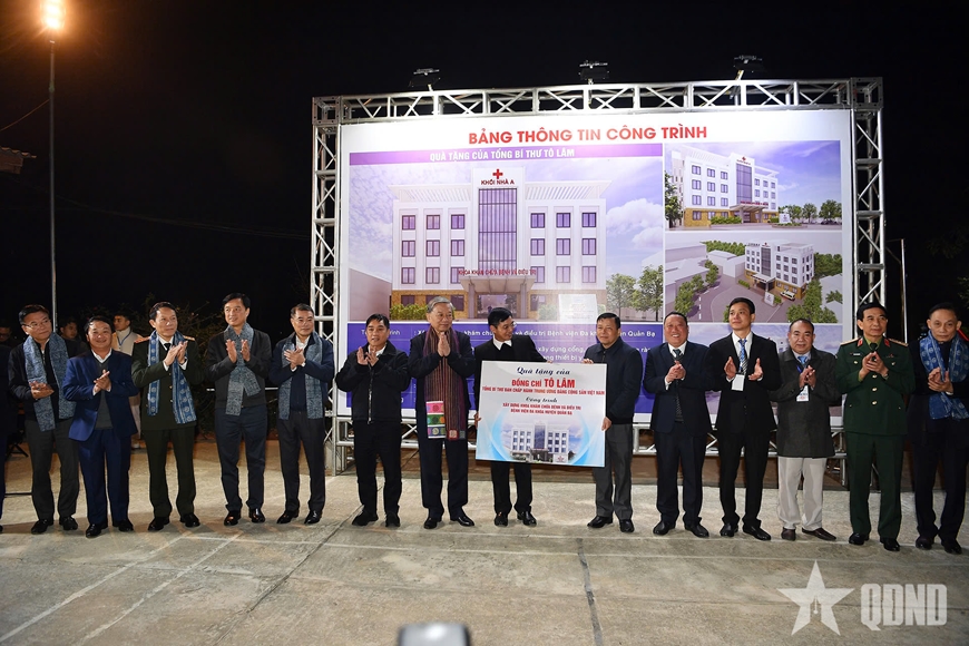 Tổng Bí thư Tô Lâm trao quà tặng đối tượng chính sách tại huyện Quản Bạ, tỉnh Hà Giang