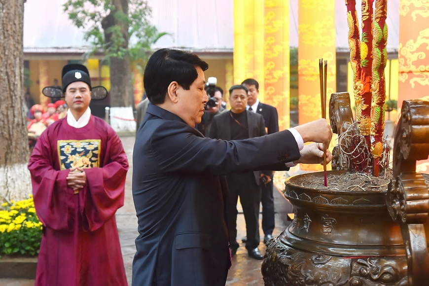 Chủ tịch nước Lương Cường dâng hương khai Xuân tại Khu di tích Hoàng thành Thăng Long