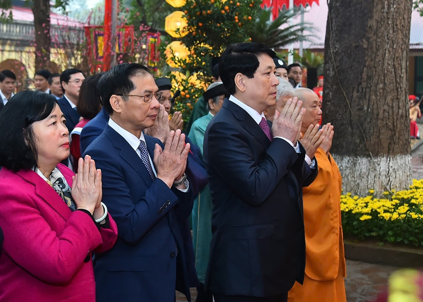 Chủ tịch nước Lương Cường dâng hương khai Xuân tại Khu di tích Hoàng thành Thăng Long