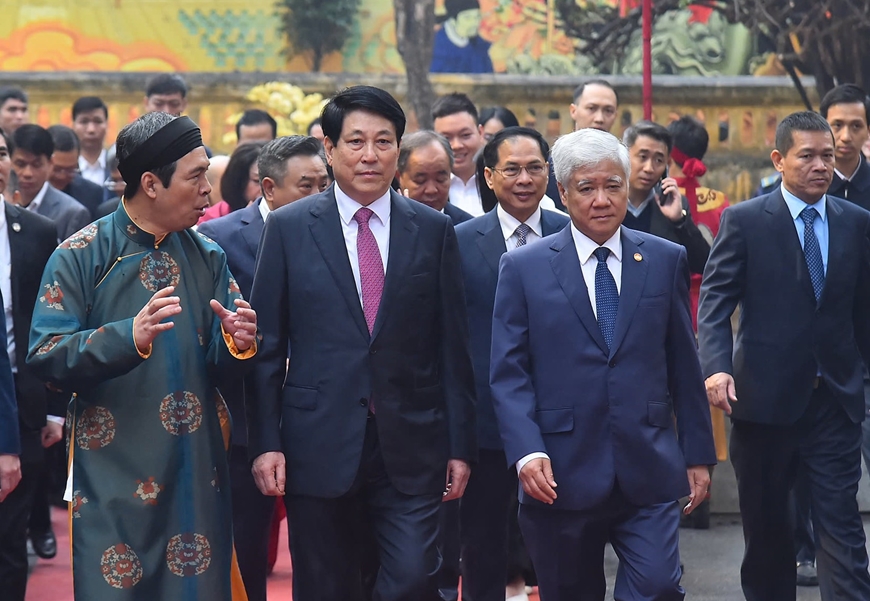 Chủ tịch nước Lương Cường dâng hương khai Xuân tại Khu di tích Hoàng thành Thăng Long