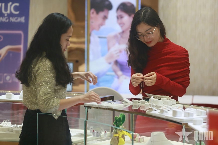 Đông đảo người dân giao dịch vàng trước ngày vía Thần Tài