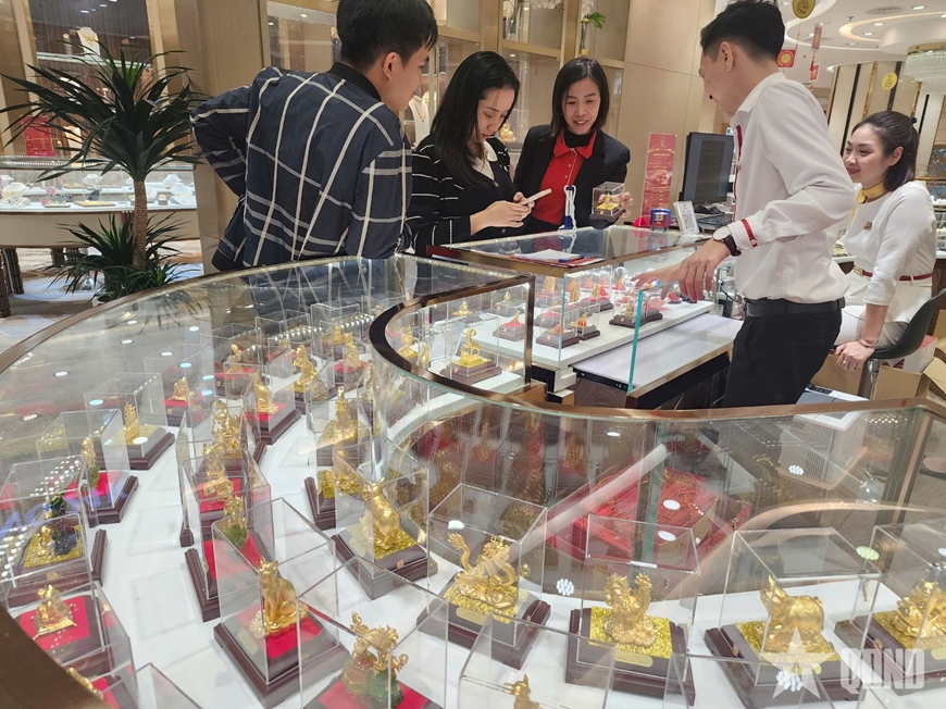 Đông đảo người dân giao dịch vàng trước ngày vía Thần Tài