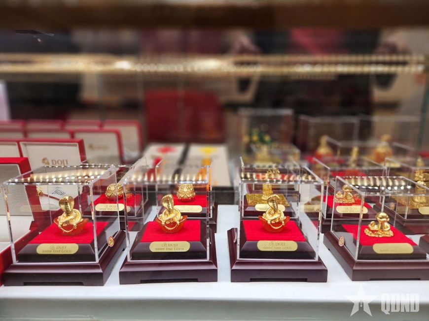 Đông đảo người dân giao dịch vàng trước ngày vía Thần Tài
