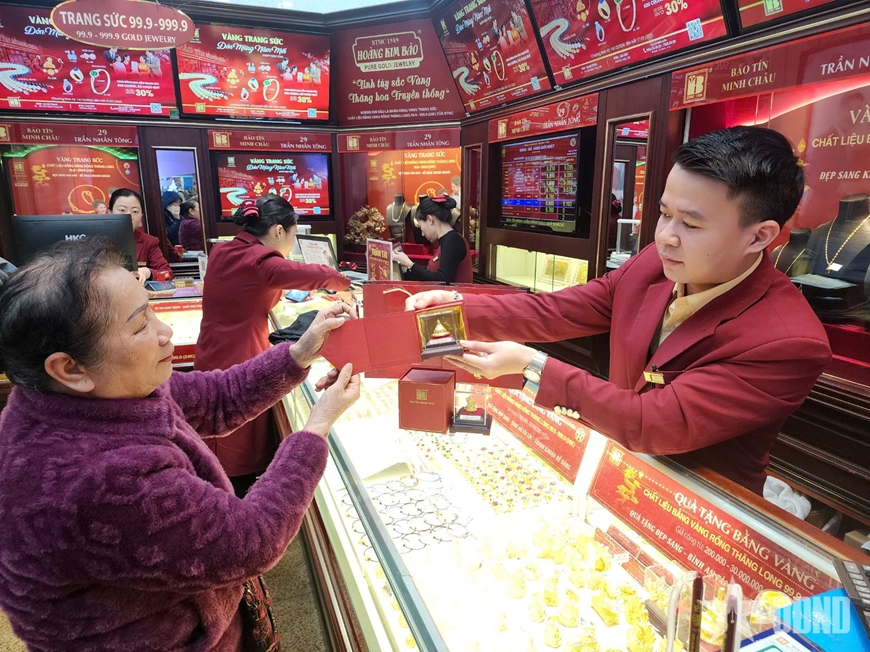 Đông đảo người dân giao dịch vàng trước ngày vía Thần Tài