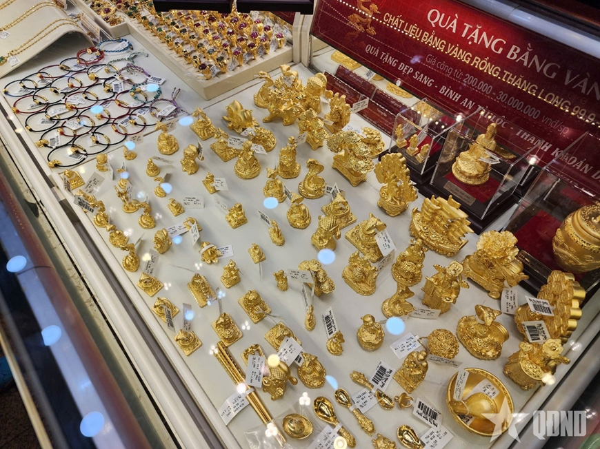 Đông đảo người dân giao dịch vàng trước ngày vía Thần Tài