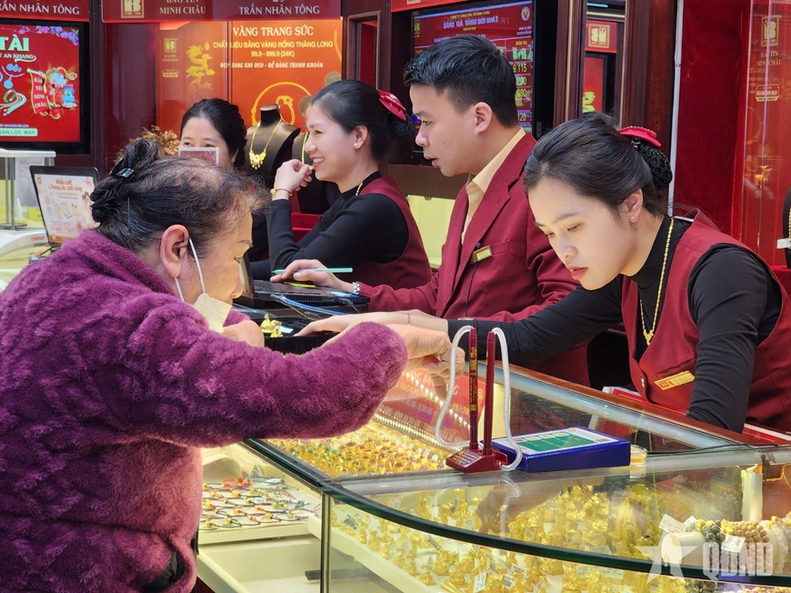 Đông đảo người dân giao dịch vàng trước ngày vía Thần Tài