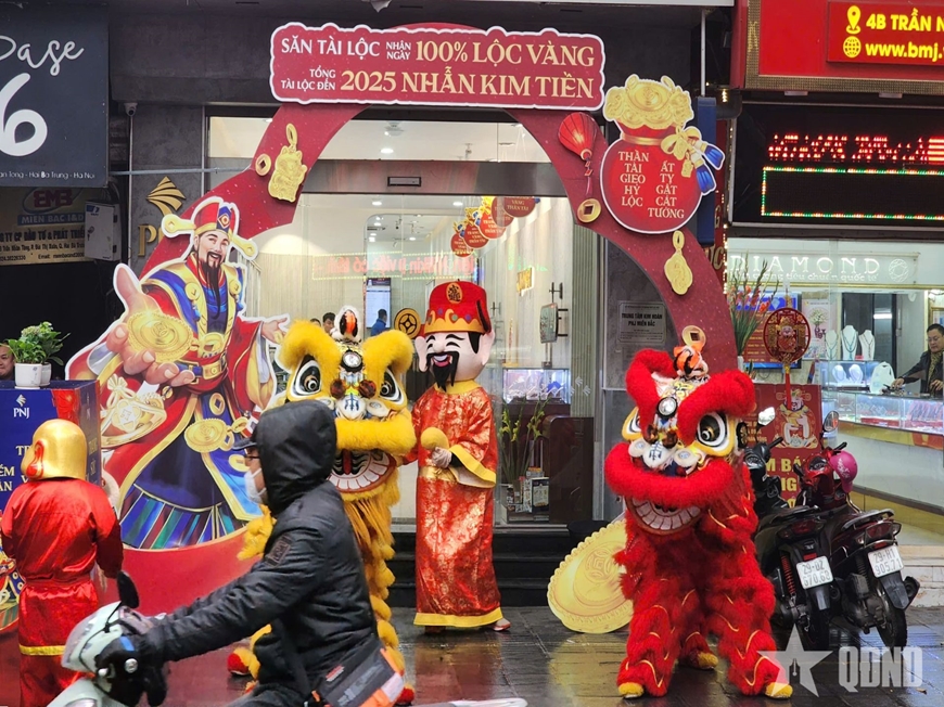 Đông đảo người dân giao dịch vàng trước ngày vía Thần Tài