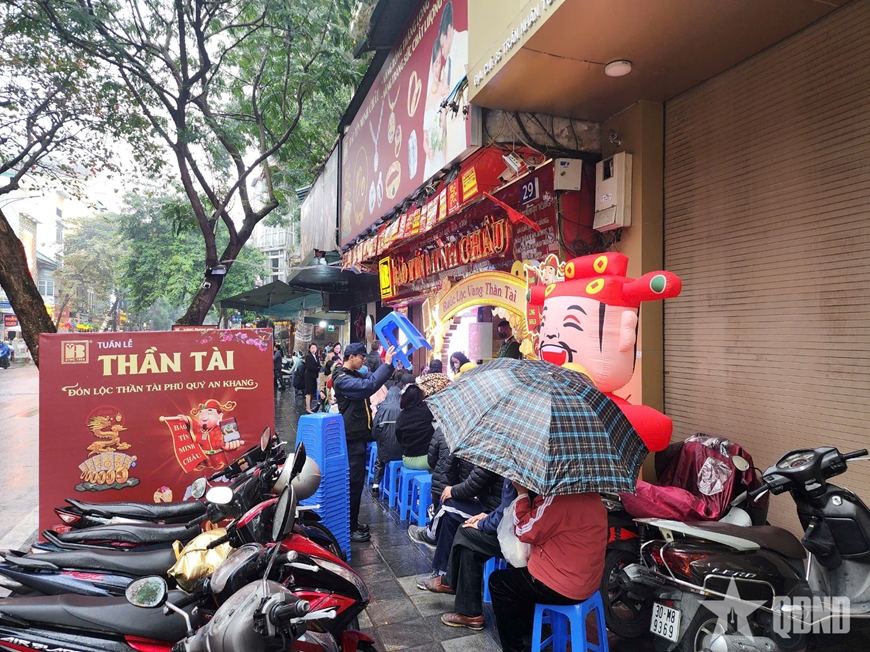 Đông đảo người dân giao dịch vàng trước ngày vía Thần Tài