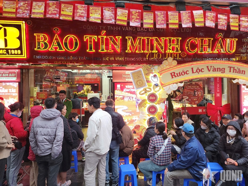 Đông đảo người dân giao dịch vàng trước ngày vía Thần Tài