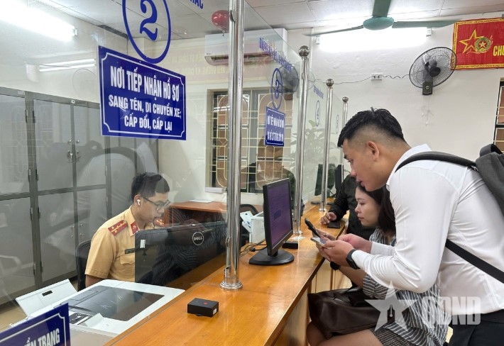 Đổi giấy chứng nhận đăng ký với xe biển số nền vàng: Cần sớm 