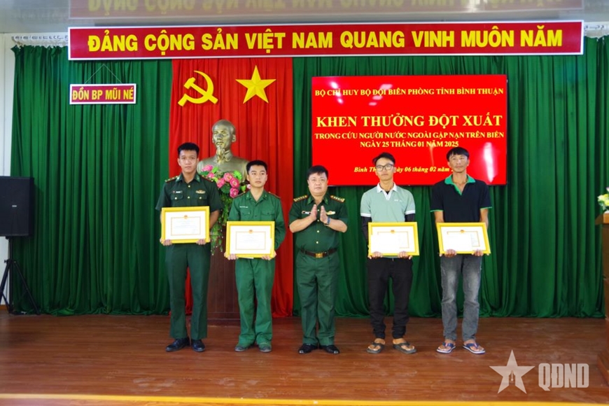 Khen thưởng các cá nhân tham gia cứu nạn du khách nước ngoài trôi dạt trên biển