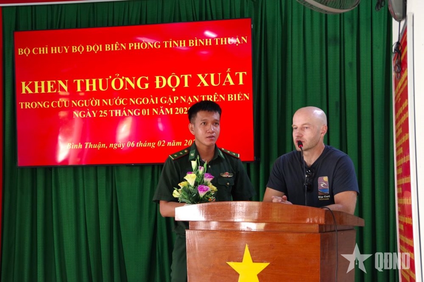 Khen thưởng các cá nhân tham gia cứu nạn du khách nước ngoài trôi dạt trên biển