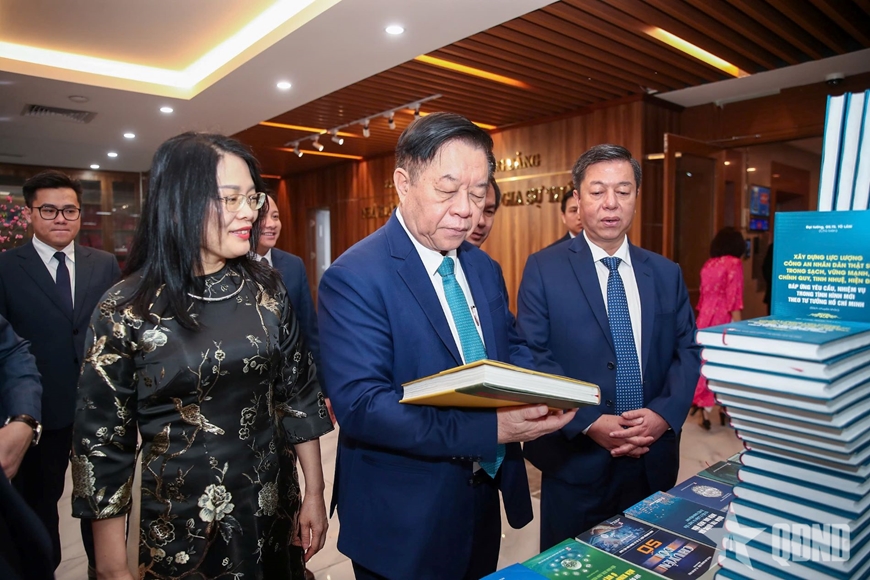 Đồng chí Nguyễn Trọng Nghĩa thăm và làm việc với Nhà xuất bản Chính trị quốc gia Sự thật