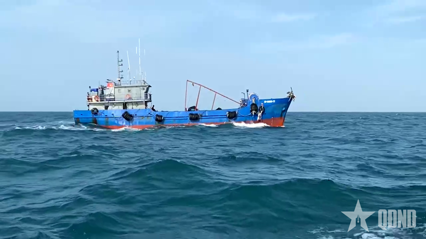 Vùng Cảnh sát biển 4 bắt tàu vận chuyển trái phép dầu D.O