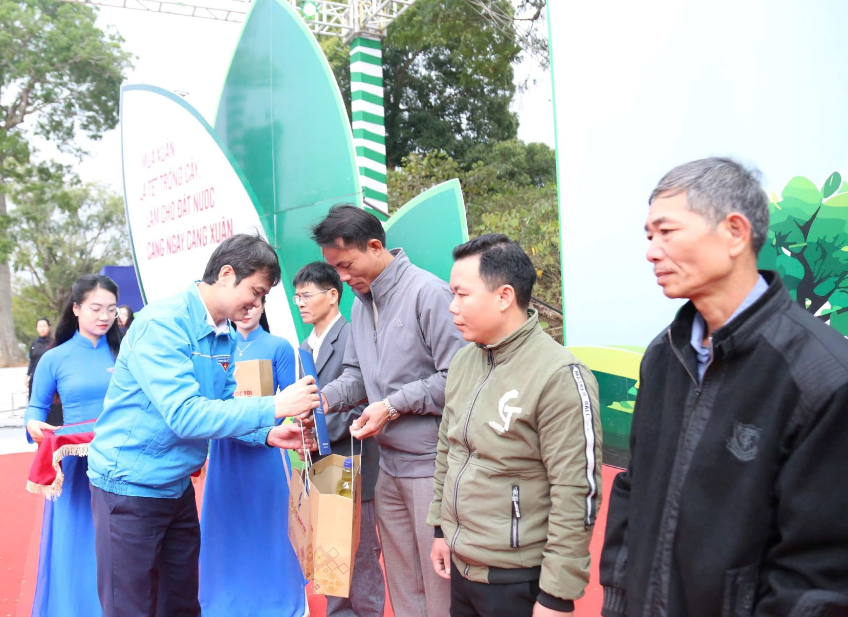 Trung ương Đoàn: Hơn 88 tỷ đồng hỗ trợ dịp Tết Nguyên đán Ất Tỵ