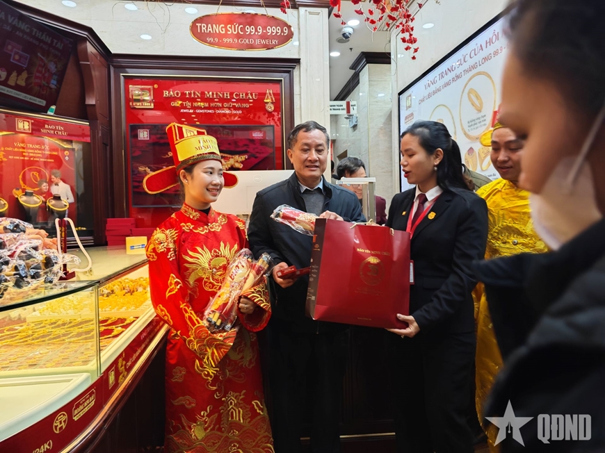 Giá vàng tăng, người dân rộn ràng đi mua vàng ngày vía Thần Tài