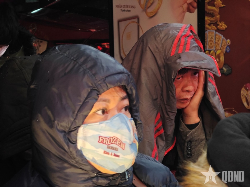 Giá vàng tăng, người dân rộn ràng đi mua vàng ngày vía Thần Tài