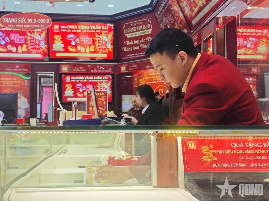 Giá vàng tăng, người dân rộn ràng đi mua vàng ngày vía Thần Tài