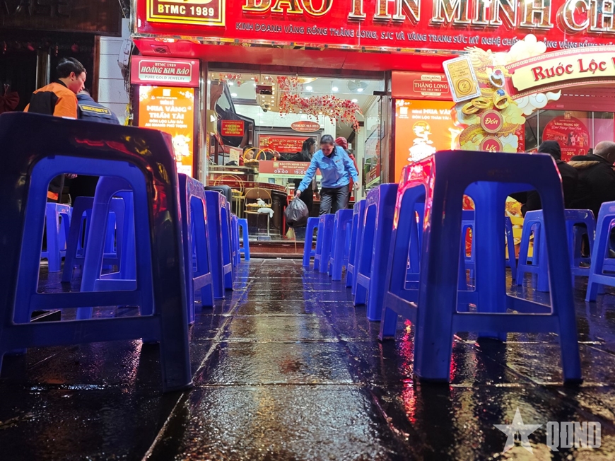 Giá vàng tăng, người dân rộn ràng đi mua vàng ngày vía Thần Tài