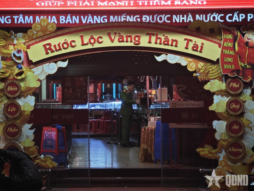 Giá vàng tăng, người dân rộn ràng đi mua vàng ngày vía Thần Tài