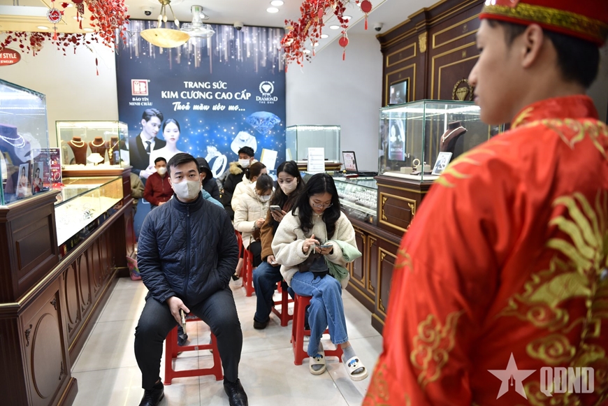 Giá vàng tăng, người dân rộn ràng đi mua vàng ngày vía Thần Tài
