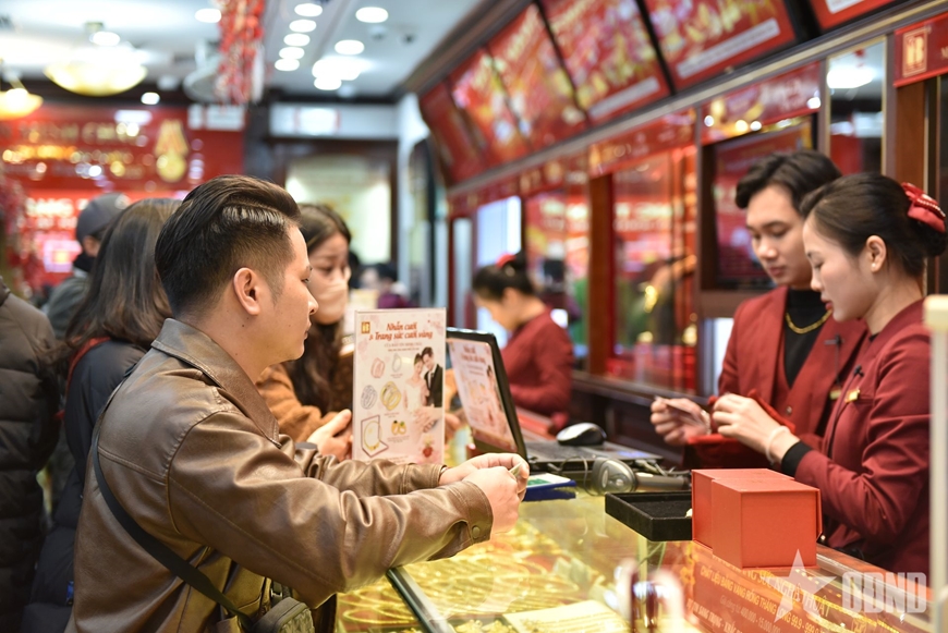 Giá vàng tăng, người dân rộn ràng đi mua vàng ngày vía Thần Tài