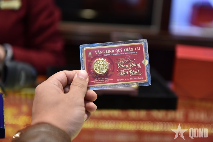Giá vàng tăng, người dân rộn ràng đi mua vàng ngày vía Thần Tài