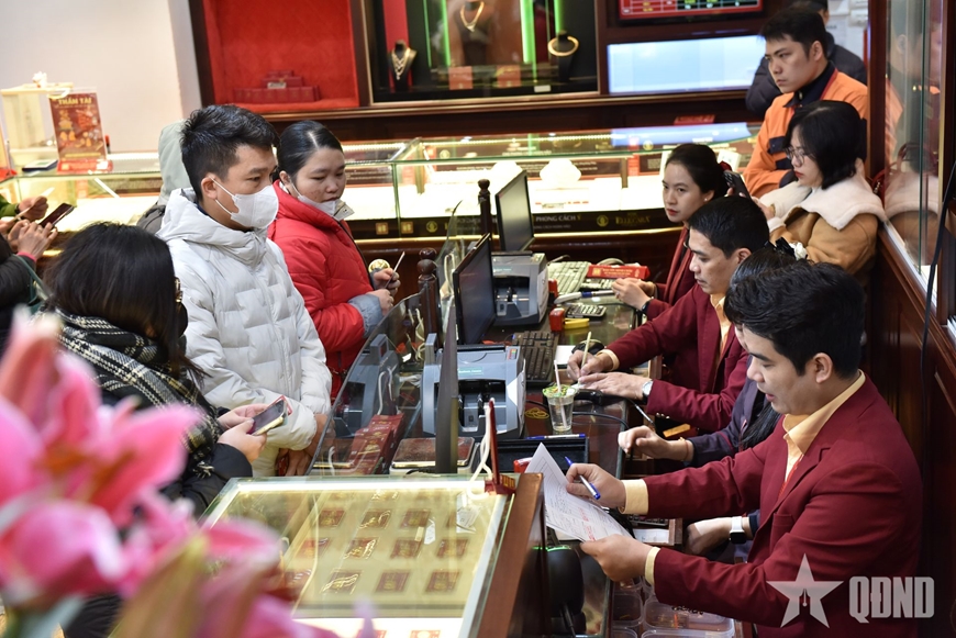 Giá vàng tăng, người dân rộn ràng đi mua vàng ngày vía Thần Tài
