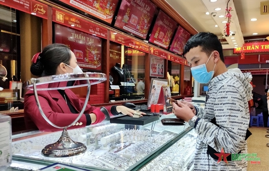 Người dân mua vàng vào ngày vía Thần Tài với mong muốn thu hút tài lộc