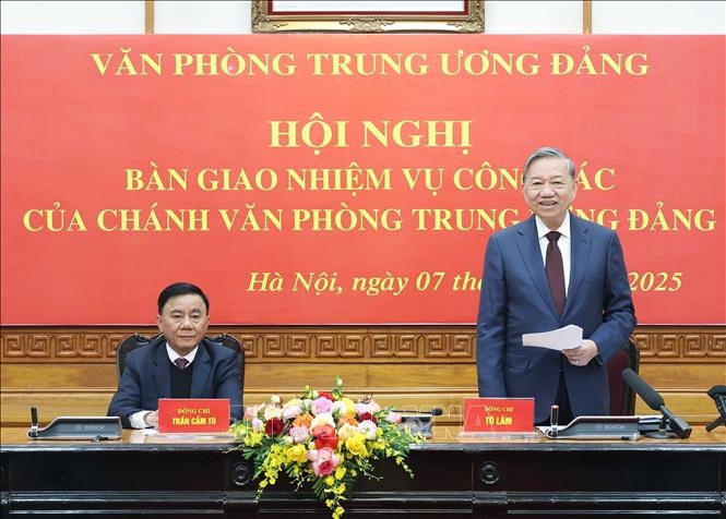 Tổng Bí thư dự Hội nghị bàn giao nhiệm vụ của Chánh Văn phòng Trung ương Đảng