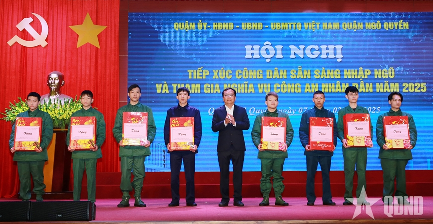 Quận Ngô Quyền (Hải Phòng) tặng quà, hỗ trợ thanh niên chuẩn bị nhập ngũ